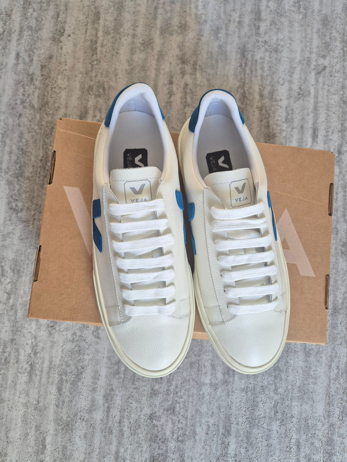Veja Swedish Blue