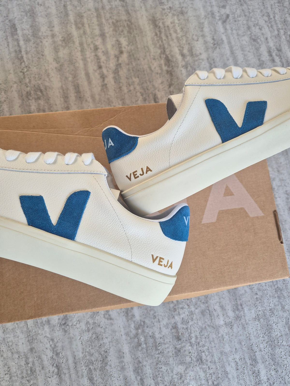 Veja Swedish Blue