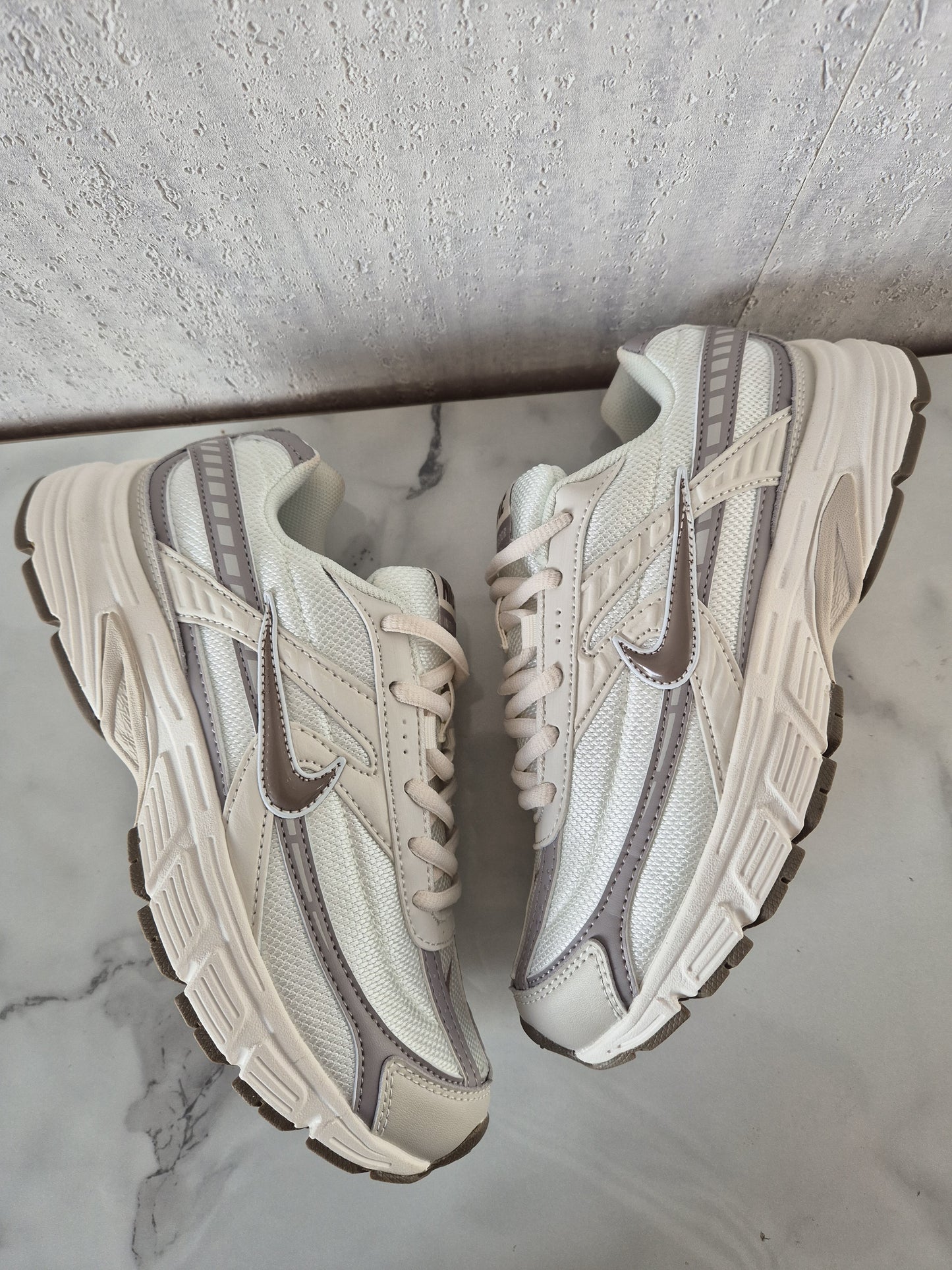 Initiator Beige