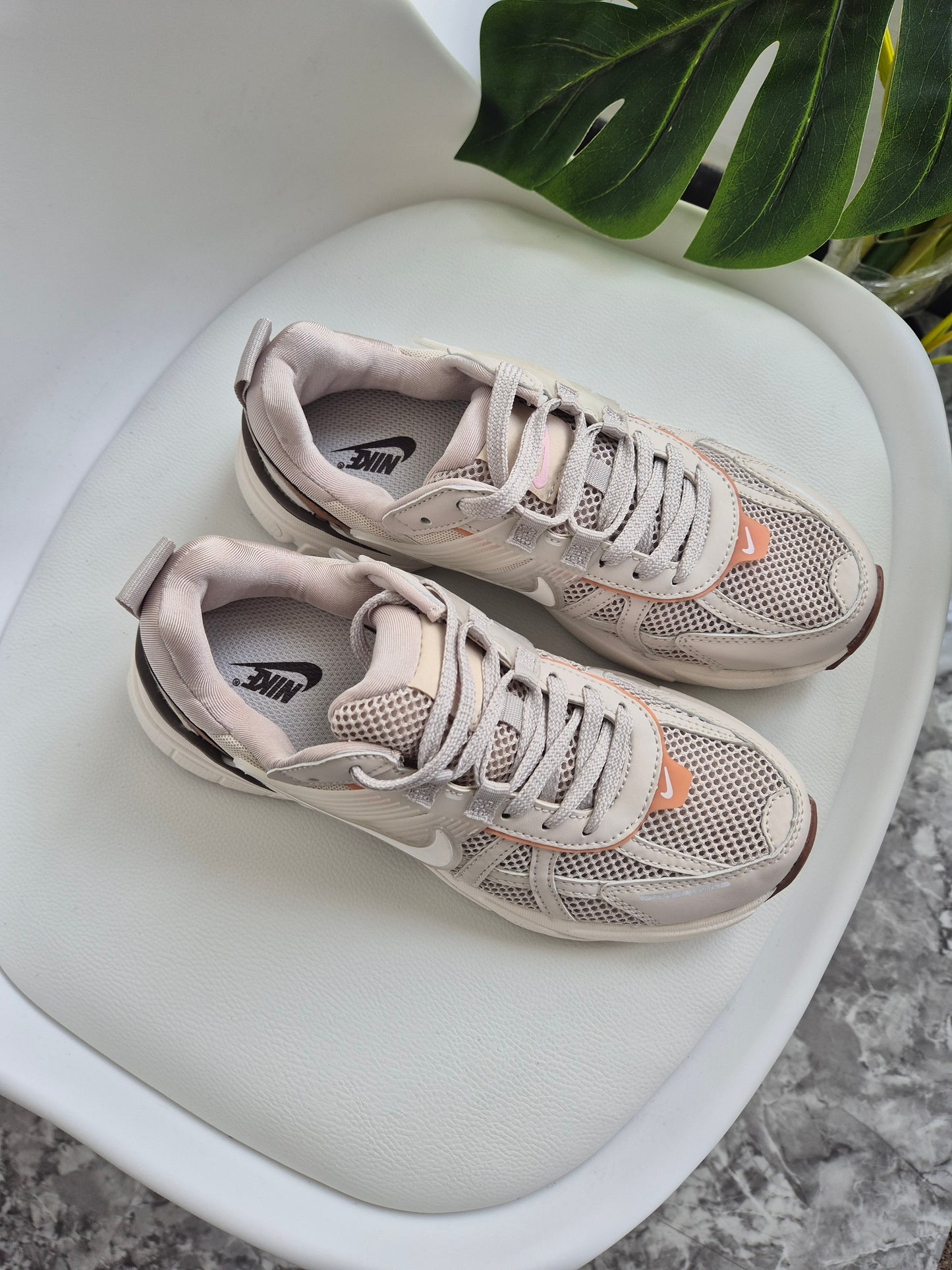 Nike V2K run light bone earth