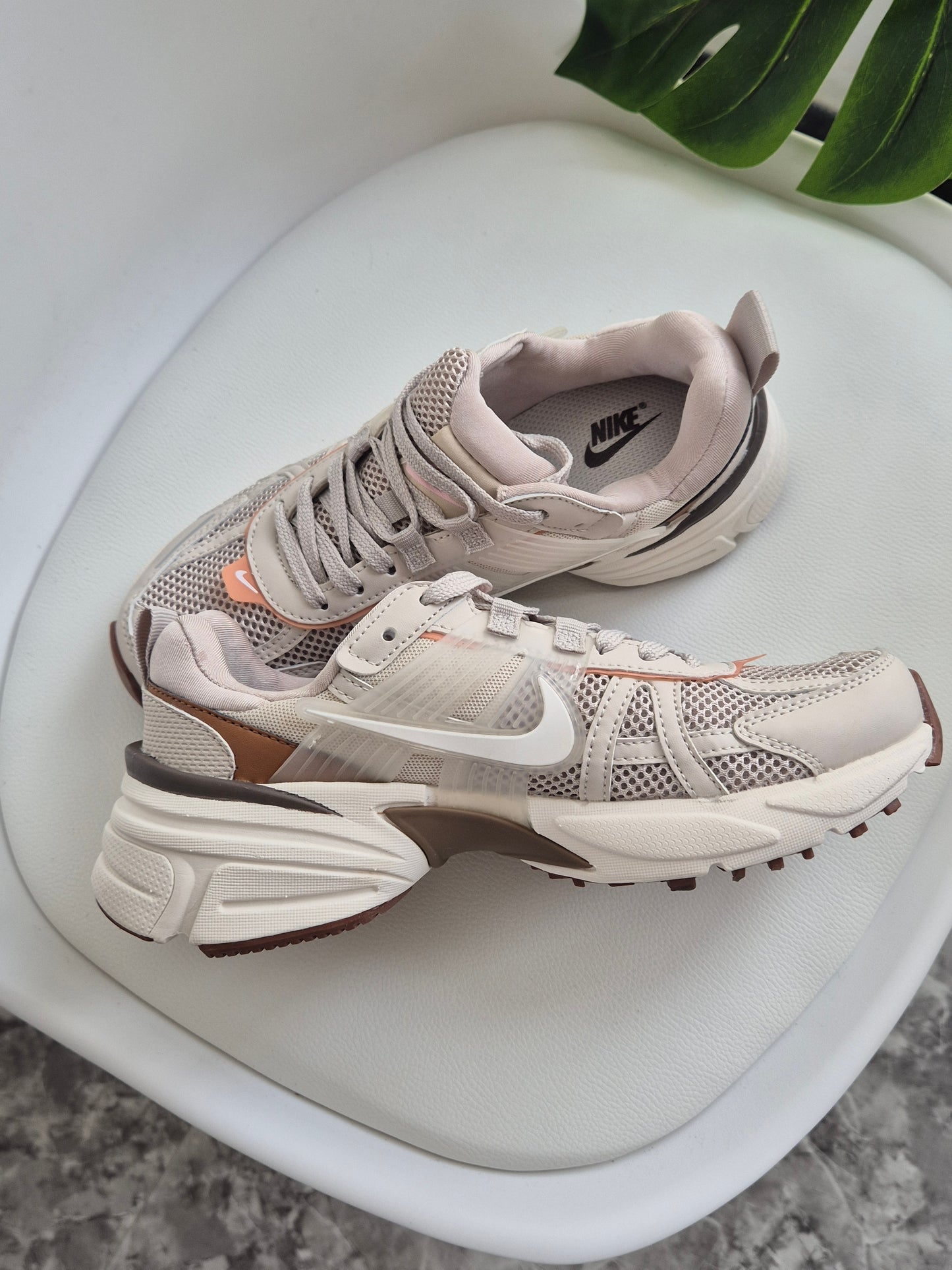 Nike V2K run light bone earth