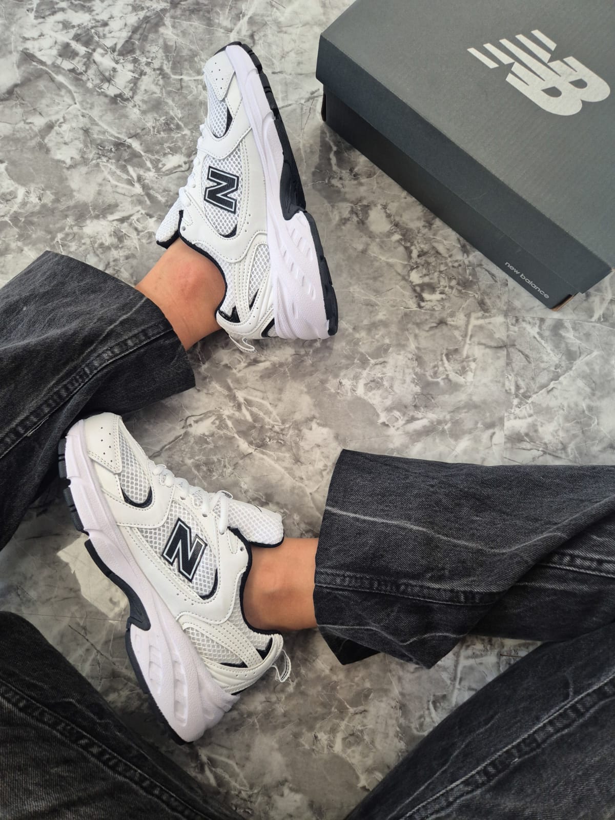 530 White Black Details