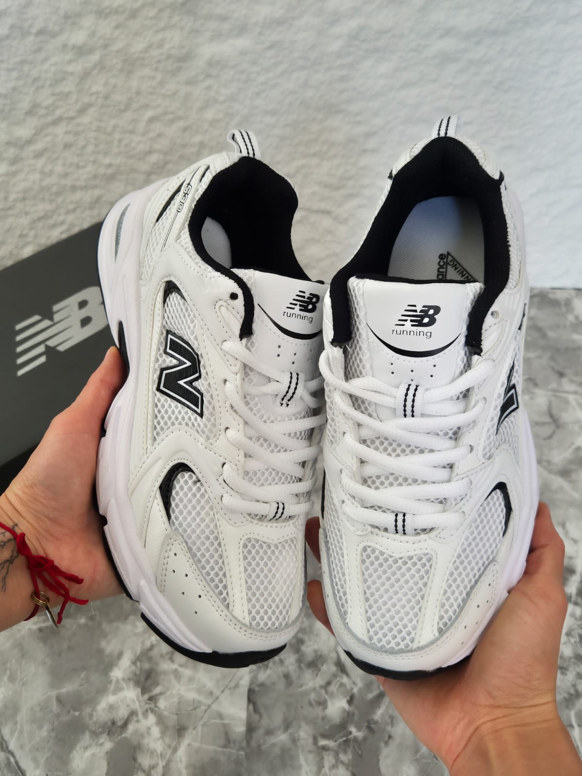 530 White Black Details